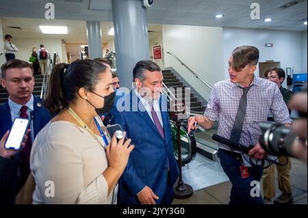 Washington, Vereinigte Staaten. 08. September 2022. Der US-Senator Ted Cruz (Republikaner von Texas) spricht mit Reportern, während er am Donnerstag, den 8. September 2022, bei einer Abstimmung im US-Kapitol in Washington, DC, durch die Senatsunterführung geht. Kredit: Rod Lampey/CNP/dpa/Alamy Live Nachrichten Stockfoto