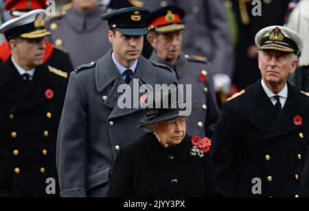 Datei-Foto vom 9/11/2014 von Königin Elizabeth II., dem Herzog von Cambridge und dem Prinz von Wales bei der Ankunft am Cenotaph-Denkmal in Whitehall, im Zentrum von London, für den jährlichen Gedenksonntag. Ausgabedatum: Donnerstag, 8. September 2022. Stockfoto