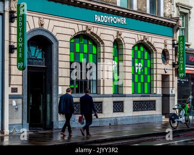 Bücher von Paddy Power Shop auf 286-288 Pentonville Rd, Kings Cross London. Paddy Power ist ein irischer Buchmacher, der 1988 gegründet wurde. Stockfoto