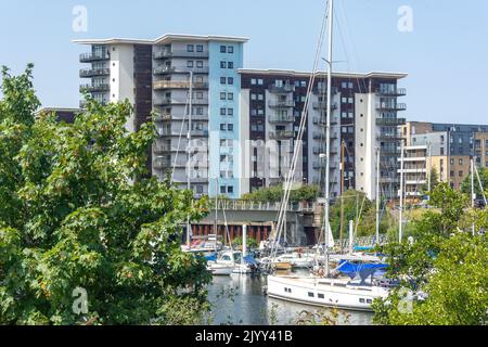Apartmentgebäude und Boote in Cardiff Marina, City of Cardiff (Caerdydd), Wales (Cymru), Vereinigtes Königreich Stockfoto