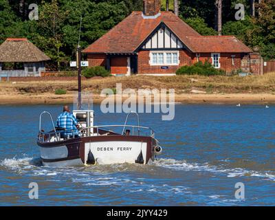 Die River Deben Fähre verkehrt von der Felixstowe Ferry zum Bawdsey Quay am Fluss Deben in Suffolk, Großbritannien. Stockfoto