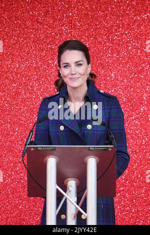 Datei-Foto vom 26/5/2021 von der Herzogin von Cambridge spricht in einem Drive-in-Kino mit NHS Charities zusammen im Palace of Holyroodhouse, Edinburgh, um eine spezielle Vorführung von Disney's Cruella zu sehen. Nach dem Tod der Königin ist die Herzogin von Cambridge nun die Herzogin von Cornwall und Cambridge. Ausgabedatum: Donnerstag, 8. September 2022. Stockfoto