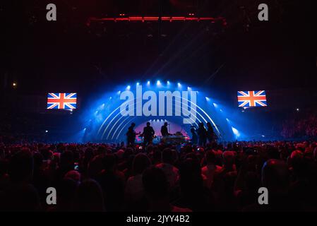 8.. September 2022, London, UKKanadische Indie-Rockband Arcade Fire zollt dem Tod von Queen Elizabeth II während ihres Konzerts im O2, London Tribut Credit: John Barry/Alamy Live News Stockfoto