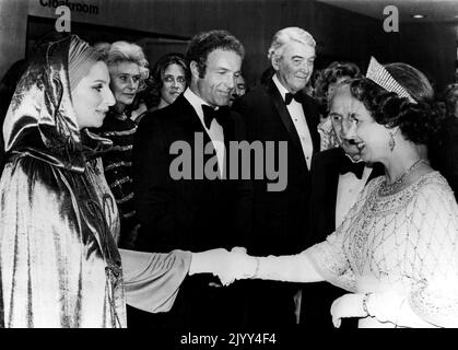 03. März 1975 - London, England, Großbritannien - KÖNIGIN ELIZABETH, rechts, trifft Barbara STREISAND, links, als sie gestern Abend die Royal Film Performance von ''Funny Lady'' im Odeon Theatre Leicester Square besuchte. Sehen Sie James CAAN, Mitte, und JIMMY STEWART, Mitte rechts. (Bild: ¬© Keystone Press Agency/ZUMA Press Wire) Stockfoto