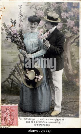 Vintage französische Postkarte, die ein Foto eines romantischen Paares zeigt Stockfoto