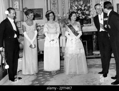 19660511 - BRÜSSEL, BELGIEN (AKTE) : Dieses Mappe-Bild vom 11. Mai 1966 handelt von dem Besuch des Vereinigten Königreichs in Belgien. Auf diesem Bild: Prinz Albert von Belgien, Prinz Philip von Großbritannien, Baudouin von Belgien, Königin Elisabeth II. Von Großbritannien, Königin Fabiola von Belgien und Prinzessin Paola vor einem Galadiner in der britischen Botschaft. BELGA FOTOARCHIVE Stockfoto