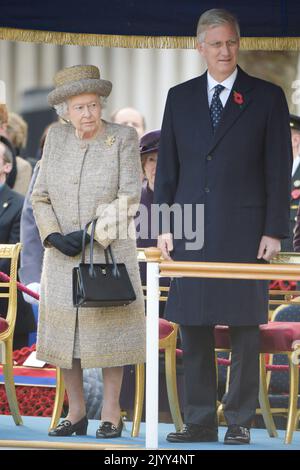 20141106 - LONDON, VEREINIGTES KÖNIGREICH: Die britische Königin Elizabeth II. Und König Philippe - Filip von Belgien, abgebildet während eines königlichen Besuches zur Einweihung des Gedenkgartens „Flanders Fields Memorial Garden“ des Ersten Weltkriegs in London, Vereinigtes Königreich, Donnerstag, 06. November 2014. BELGA FOTO ERIC LALMAND Stockfoto