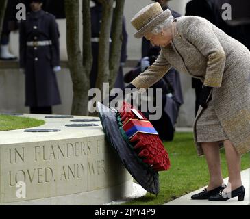 20141106 - LONDON, GROSSBRITANNIEN: Die britische Königin Elizabeth II. Wurde während eines königlichen Besuches zur Einweihung des Gedenkgartens „Flanders Fields Memorial Garden“ des Ersten Weltkriegs in London, Großbritannien, am Donnerstag, den 06. November 2014, abgebildet. BELGA FOTO ERIC LALMAND Stockfoto