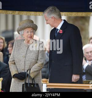 20141106 - LONDON, VEREINIGTES KÖNIGREICH: Die britische Königin Elizabeth II. Und König Philippe - Filip von Belgien, abgebildet während eines königlichen Besuches zur Einweihung des Gedenkgartens „Flanders Fields Memorial Garden“ des Ersten Weltkriegs in London, Vereinigtes Königreich, Donnerstag, 06. November 2014. BELGA FOTO ERIC LALMAND Stockfoto