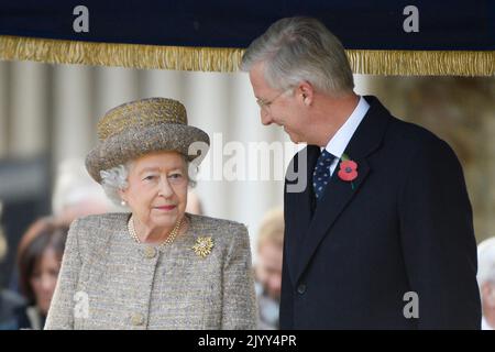 20141106 - LONDON, VEREINIGTES KÖNIGREICH: Die britische Königin Elizabeth II. Und König Philippe - Filip von Belgien, abgebildet während eines königlichen Besuches zur Einweihung des Gedenkgartens „Flanders Fields Memorial Garden“ des Ersten Weltkriegs in London, Vereinigtes Königreich, Donnerstag, 06. November 2014. BELGA FOTO ERIC LALMAND Stockfoto