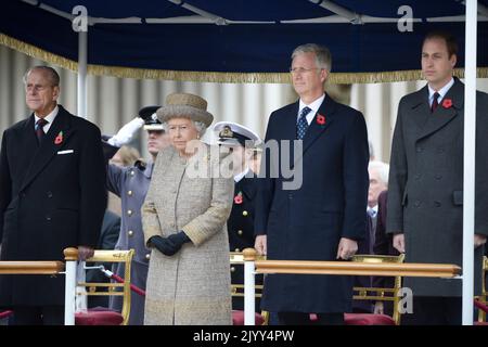 20141106 - LONDON, VEREINIGTES KÖNIGREICH: Die britische Königin Elizabeth II., König Philippe - Filip von Belgien und der britische Prinz William, der Herzog von Cambridge, abgebildet bei einem königlichen Besuch zur Einweihung des Gedenkgartens „Flanders Fields Memorial Garden“ des Ersten Weltkriegs in London, Vereinigtes Königreich, Donnerstag, 06. November 2014. BELGA FOTO ERIC LALMAND Stockfoto