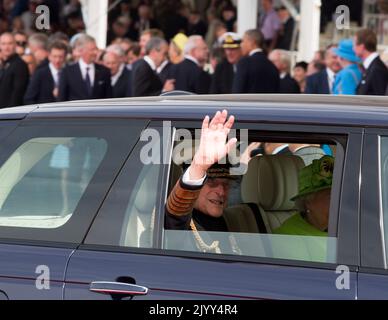 20140606 - OUISTREHAM, FRANKREICH: Prinz Philip, Herzog von Edinburgh und die britische Königin Elizabeth II., abgebildet während einer Zeremonie anlässlich des 70.. Jahrestages der Landung der Alliierten im Juni 1944 in der Normandie, in Ouistreham, Frankreich, Freitag, 06. Juni 2014. BELGA FOTO POOL ALAIN ROLLAND Stockfoto