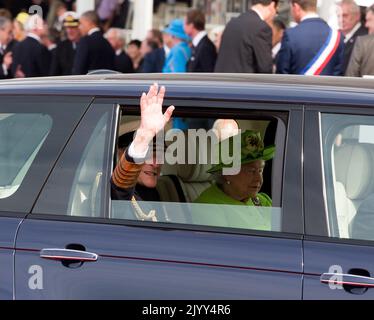 20140606 - OUISTREHAM, FRANKREICH: Prinz Philip, Herzog von Edinburgh und die britische Königin Elizabeth II., abgebildet während einer Zeremonie anlässlich des 70.. Jahrestages der Landung der Alliierten im Juni 1944 in der Normandie, in Ouistreham, Frankreich, Freitag, 06. Juni 2014. BELGA FOTO POOL ALAIN ROLLAND Stockfoto