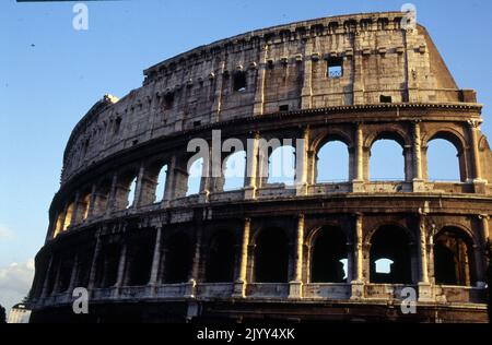 Das Kolosseum oder das Kolosseum Amphitheater, im Zentrum der Stadt Rom, Italien. Es ist das größte Amphitheater, das je gebaut wurde, und besteht aus Travertin, Tuff und Ziegelbeton. Das Kolosseum befindet sich östlich des Forum Romanum. Der Bau begann unter Kaiser Vespasian im Jahre 72 n. Chr. und wurde 80 n. Chr. unter seinem Nachfolger und Erben Titus abgeschlossen. Stockfoto