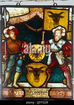 Buntglasfenster aus dem 16.. Jahrhundert, das zwei germanische Ritter in Rüstung darstellt Stockfoto