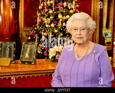 Datei-Foto vom 25/12/2014 von Queen Elizabeth II, die im State Dining Room des Buckingham Palace, London, stand, nachdem sie ihre Sendung zum Weihnachtstag im Commonwealth aufgenommen hatte. Ausgabedatum: Donnerstag, 8. September 2022. Stockfoto