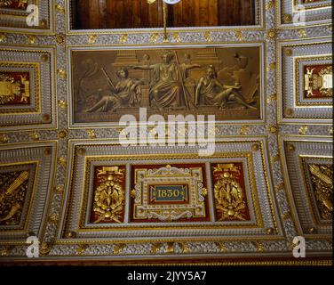 Detail aus der Salle de 1830, Schloss Versailles. Versailles war ein königliches Schloss in der Region Ile-de-France in Frankreich. Versailles war ab 1682 der Sitz der politischen Macht im Königreich Frankreich, als König Ludwig XIV. Den königlichen Hof von Paris verlegte, bis die königliche Familie im Oktober 1789, innerhalb von drei Monaten nach Beginn der Französischen Revolution, gezwungen wurde, in die Hauptstadt zurückzukehren. Im 19.. Jahrhundert wurde auf Geheiß von Louis-Philippe I., der 1830 den Thron bestieg, in Versailles das Museum für Geschichte Frankreichs gegründet. Der gesamte zweite Stock (Premier Etage) des A Stockfoto