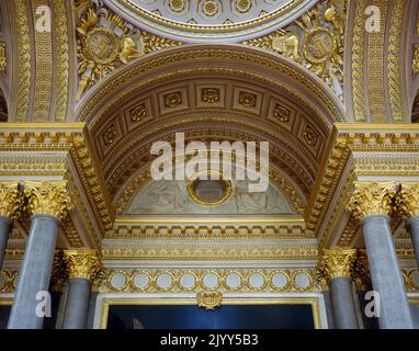 Sallon de Guerre, Schloss von Versailles. Versailles war ein königliches Schloss in der Region Ile-de-France in Frankreich. Versailles war ab 1682 der Sitz der politischen Macht im Königreich Frankreich, als König Ludwig XIV. Den königlichen Hof von Paris verlegte, bis die königliche Familie im Oktober 1789 zur Rückkehr in die Hauptstadt gezwungen wurde, Innerhalb von drei Monaten nach Beginn der Französischen Revolution ist der Salon de la Guerre ein Salon nördlich des Spiegelsaals im Schloss Versailles Stockfoto