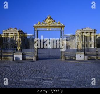 Vergoldete Tore zum Schloss von Versailles. Versailles war ein königliches Schloss in der Region Ile-de-France in Frankreich. Versailles war ab 1682 der Sitz der politischen Macht im Königreich Frankreich, als König Ludwig XIV. Den königlichen Hof von Paris verlegte, bis die königliche Familie im Oktober 1789, innerhalb von drei Monaten nach Beginn der Französischen Revolution, gezwungen wurde, in die Hauptstadt zurückzukehren Stockfoto