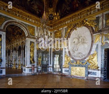 Detail zeigt ein Relief von König Ludwig XIV. Im Sallon de Guerre, Schloss von Versailles. Versailles war ein königliches Schloss in der Region Ile-de-France in Frankreich. Versailles war ab 1682 der Sitz der politischen Macht im Königreich Frankreich, als König Ludwig XIV. Den königlichen Hof von Paris verlegte, bis die königliche Familie im Oktober 1789 zur Rückkehr in die Hauptstadt gezwungen wurde, Innerhalb von drei Monaten nach Beginn der Französischen Revolution ist der Salon de la Guerre ein Salon nördlich des Spiegelsaals im Schloss Versailles Stockfoto