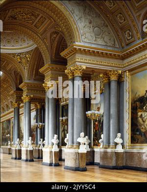 Sallon de Guerre, Schloss von Versailles. Versailles war ein königliches Schloss in der Region Ile-de-France in Frankreich. Versailles war ab 1682 der Sitz der politischen Macht im Königreich Frankreich, als König Ludwig XIV. Den königlichen Hof von Paris verlegte, bis die königliche Familie im Oktober 1789 zur Rückkehr in die Hauptstadt gezwungen wurde, Innerhalb von drei Monaten nach Beginn der Französischen Revolution ist der Salon de la Guerre ein Salon nördlich des Spiegelsaals im Schloss Versailles Stockfoto