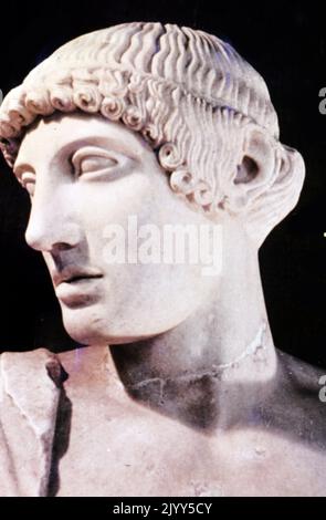 Der Apollon von Olympia, Teil der Skulpturengruppe, die im Westgiebel des Zeustempels in Olympia gefunden wurde. Der Apollon aus dem Westgiebel ist eine wichtige Statue des strengen Stils oder des frühklassizistischen Stils, die aus ca. 460 BCE. Die Statue befindet sich derzeit im archäologischen Museum in Olympia. Stockfoto