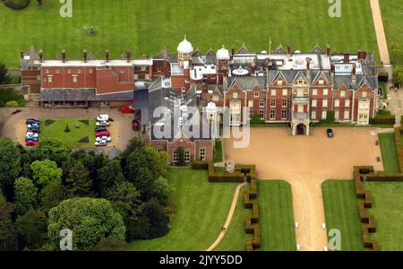 Aktenfoto vom 1/5/2003 einer Luftaufnahme des Sandringham House auf dem Anwesen der Queen in Norfolk. Ausgabedatum: Donnerstag, 8. September 2022. Stockfoto