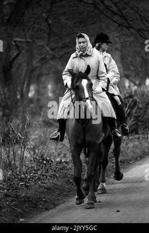 Datei-Foto vom 31/12/1980 von Queen Elizabeth II für eine Silvesterfahrt in Sandringham mit einem Mitglied ihres Haushalts. Ausgabedatum: Donnerstag, 8. September 2022. Stockfoto