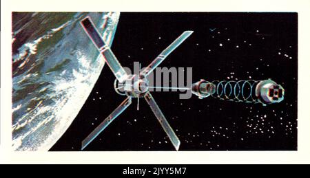 Aus einer Serie von Karten für Brooke Bond Tea; 1973; „The Race into Space“, illustriert von David Lawson; illustrierte Farbaufnahme des Satelliten Transit (Eine Serie von 50 Karten, no L 4, S. Stockfoto