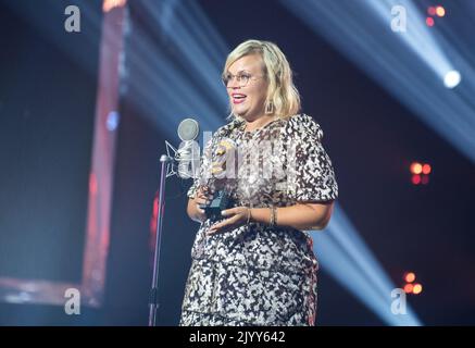 Hamburg, Deutschland. 08. September 2022. Im Rahmen der Verleihung des Deutschen Radiopreises 2022 steht Martina Schönherr vom NDR-Sender N-JOY mit der Auszeichnung in der Kategorie „Bester Presenter“ auf der Bühne. Quelle: Daniel Bockwoldt/dpa/Alamy Live News Stockfoto