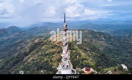 Luftaufnahme des Ambuluwawa Tower im Zentrum von Sri Lanka Stockfoto