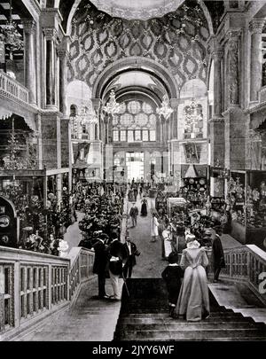 Ausstellung Universelle (Weltausstellung) Paris, 1900; das Innere des Italienischen Palastes. Stockfoto