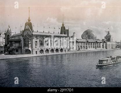 Ausstellung Universelle (Weltausstellung) Paris, 1900; Schwarz-Weiß-Fotografie; Blick über die seine des Palais des Forets. Stockfoto