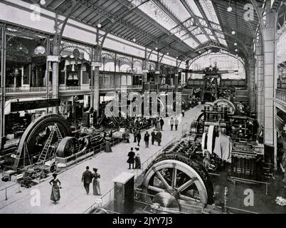 Ausstellung Universelle (Weltausstellung) Paris, 1900; Schwarz-Weiß-Fotografie; Innenansicht der Galerie der Elektromaschinen. Stockfoto