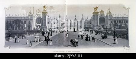 Exposition Universelle (Weltausstellung) Paris, 1889; Schwarz-Weiß-Fotografie der weiten Ansicht der Esplanade des Invalides, aufgenommen von Pont Alexandre III Damen mit Sonnenschirmen und Herren, die an einem sonnigen Tag eine Promenade Unternehmen. Stockfoto