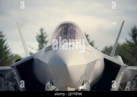 1. LT. Kelsey Flannery, ein F-35A Lightning II Pilot, der dem 134.-Kampfgeschwader des 158.-Kampfflügels der Vermont Air National Guard zugewiesen wurde, bereitet sich auf den Start für eine Trainingsmission vom South Burlington Air National Guard Base, Vermont, 7. September 2022 vor. Flannery, die erste weibliche F-35-Pilotin der Air National Guard, machte ihren ersten Flug mit der 158., nachdem sie von drei Jahren Flugtraining zurückgekehrt war. (USA Foto der Air National Guard von Meister Sgt. Ryan Campbell) Stockfoto