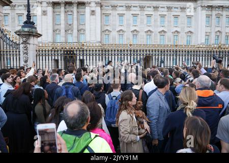 London, Großbritannien. 08. September 2022. Die Menge versammelt sich vor dem Buckingham Palace, als bekannt gegeben wird, dass Königin Elizabeth II., die am längsten regierende Monarchin Großbritanniens, im Alter von 96 Jahren gestorben ist; sie starb friedlich im Balmoral Castle in Schottland. Kredit: SOPA Images Limited/Alamy Live Nachrichten Stockfoto