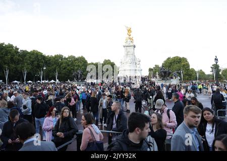 London, Großbritannien. 08. September 2022. Die Menge versammelt sich vor dem Buckingham Palace, als bekannt gegeben wird, dass Königin Elizabeth II., die am längsten regierende Monarchin Großbritanniens, im Alter von 96 Jahren gestorben ist; sie starb friedlich im Balmoral Castle in Schottland. Kredit: SOPA Images Limited/Alamy Live Nachrichten Stockfoto