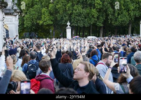 London, Großbritannien. 08. September 2022. Die Menge versammelt sich vor dem Buckingham Palace, als bekannt gegeben wird, dass Königin Elizabeth II., die am längsten regierende Monarchin Großbritanniens, im Alter von 96 Jahren gestorben ist; sie starb friedlich im Balmoral Castle in Schottland. Kredit: SOPA Images Limited/Alamy Live Nachrichten Stockfoto