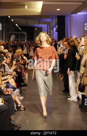 09/08/2022, Berlin, Deutschland, Models laufen auf der Fashion Show Silvermagic von der brasilianischen Designerin Aline CELI während der Fashion Week Berlin im Autohaus König am 8. September 2022 in Berlin, Deutschland. Stockfoto