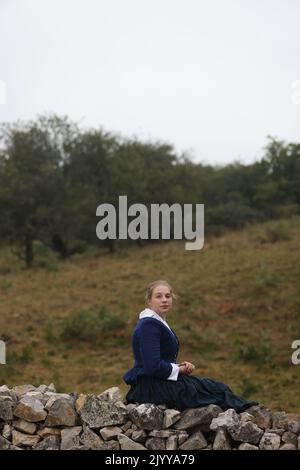 September 2022 - Junge Frau im historischen Kostüm passend für romantische Romane und Buchcover Stockfoto