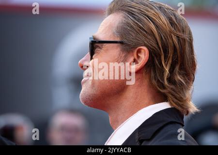 Lido Di Venezia, Italien. 08. September 2022. Brad Pitt nimmt am 08. September 2022 in Venedig, Italien, am „Blond“-roten Teppich des Internationalen Filmfestivals Venedig 79. Teil. © Foto: Cinzia Camela. Kredit: Unabhängige Fotoagentur/Alamy Live Nachrichten Stockfoto