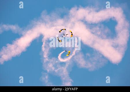 Das Fallschirmteam der US-Armee, The Golden Knights, treten während der Kansas City Air Show am 3. September 2022 in New Century, Kansas, auf. Die Golden Knights und 1. Soldaten der Infanterie-Division nahmen an der Veranstaltung Teil, um die Dienstmöglichkeiten der Armee zu fördern. (USA Foto der Armee von Staff Sgt. Keegan Costello, 19. Abteilung für öffentliche Angelegenheiten) Stockfoto