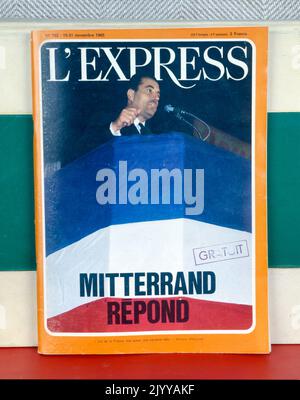 Farbige Fotografie eines Mannes auf einer Kanzel aus der Publikation 'L'Express'. Es trägt den Titel „Mitterrand antwortet“, datiert vom 15-21. November 1965. Stockfoto