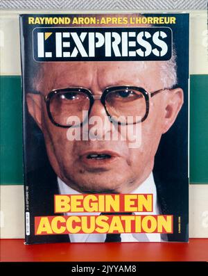 Farbige Fotografie von Raymond Aron. Aus „L'Express“ mit der Überschrift „Begin Accuses“, datiert vom 24-30. September 1982. Stockfoto