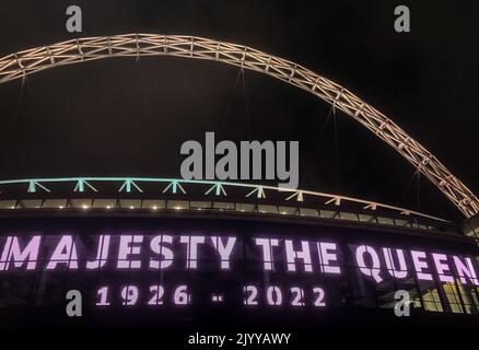 London, Großbritannien. 08. September 2022. Eine Hommage an Königin Elizabeth II. Wird am 8. September 2022 auf dem Bildschirm im Wembley-Stadion angezeigt, nachdem sie im Alter von 96 Jahren früher am Tag verstorben war. Foto von Andrew Aleksiejczuk. Quelle: Prime Media Images/Alamy Live News Stockfoto