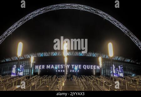 London, Großbritannien. 08. September 2022. Eine Hommage an Königin Elizabeth II. Wird am 8. September 2022 auf dem Bildschirm im Wembley-Stadion angezeigt, nachdem sie im Alter von 96 Jahren früher am Tag verstorben war. Foto von Andrew Aleksiejczuk. Quelle: Prime Media Images/Alamy Live News Stockfoto