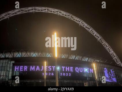 London, Großbritannien. 08. September 2022. Eine Hommage an Königin Elizabeth II. Wird am 8. September 2022 auf dem Bildschirm im Wembley-Stadion angezeigt, nachdem sie im Alter von 96 Jahren früher am Tag verstorben war. Foto von Andrew Aleksiejczuk. Quelle: Prime Media Images/Alamy Live News Stockfoto