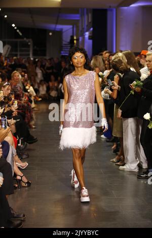 09/08/2022, Berlin, Deutschland, Models laufen auf der Fashion Show Silvermagic von der brasilianischen Designerin Aline CELI während der Fashion Week Berlin im Autohaus König am 8. September 2022 in Berlin, Deutschland. Stockfoto