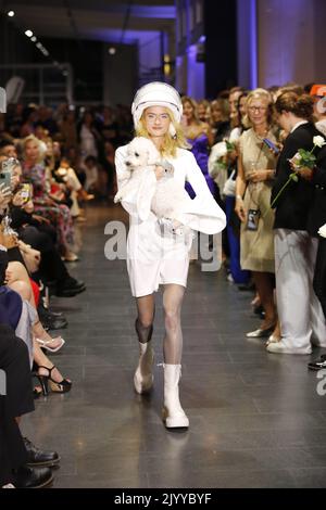 09/08/2022, Berlin, Deutschland, Models laufen auf der Fashion Show Silvermagic von der brasilianischen Designerin Aline CELI während der Fashion Week Berlin im Autohaus König am 8. September 2022 in Berlin, Deutschland. Stockfoto